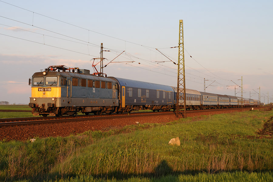 Le train 374 "Pannonia" Bucureşti Nord - Budapest Keleti pu -  Praha hl.n. &agrave; Tapiogy&ouml;rgye, en Hongrie. En t&ecirc;te derri&egrave;re la locomotive, une voiture-lits r&eacute;cente des chemins de fer Tch&egrave;ques.