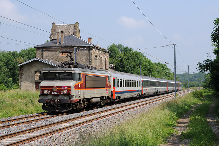 L'EuroCity 90 "Vauban" Brig - Bruxelles-Midi &agrave; N&eacute;bing, entre R&eacute;ding et R&eacute;milly. D&egrave;s le lendemain, le 90 &eacute;tait amorc&eacute; &agrave; Interlaken.