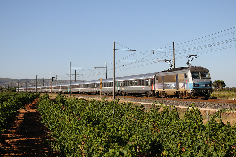 Le train 4241 Metz - Portbou entre Salses et Rivesaltes. Il achemine une tranche Strasbourg - Portbou depuis Dijon-Ville.