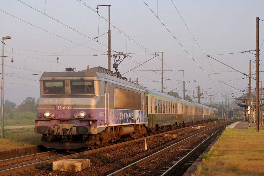 Le TER 830115 Sarrebourg - Krimmeri-Meinau en gare de R&eacute;ding. Au fond &agrave; droite, le Poste 1 qui commande la bifurcation ligne 1/ligne 3.