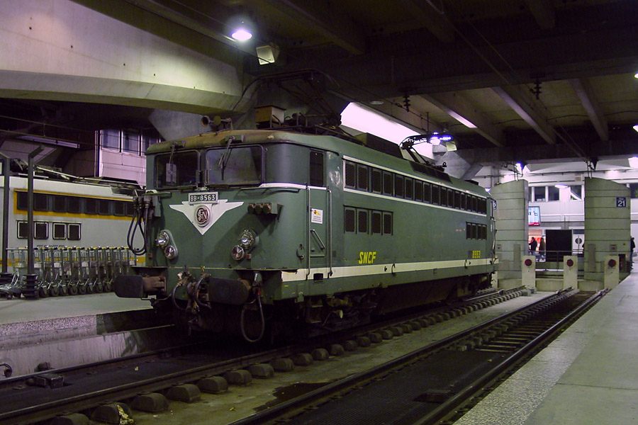 Vue de la BB 8563, derni&egrave;re locomotive de la s&eacute;rie 8500 a avoir arbor&eacute; la livr&eacute;e "verte", en gare de Paris-Montparnasse.