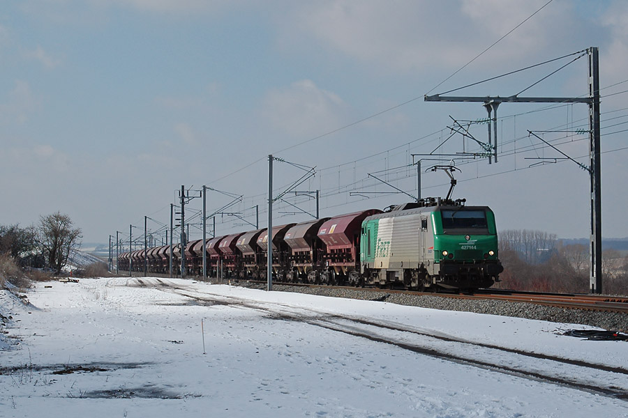 Le train 70127 &agrave; Herny, 27144 en t&ecirc;te. Ce train transporte du sable.