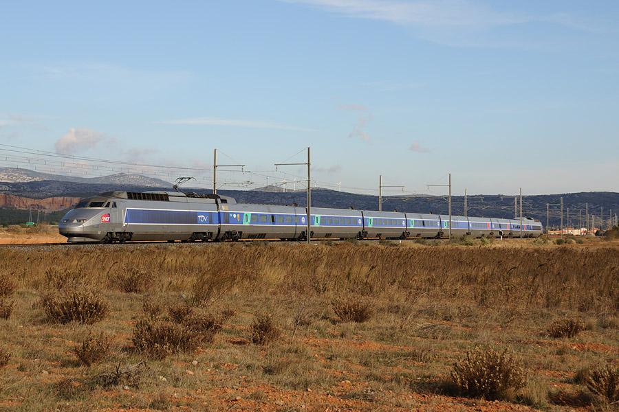 Le train 6803 Lyon Part Dieu - Perpignan au nord de Rivesaltes, assur&eacute; par une rame TGV SE.