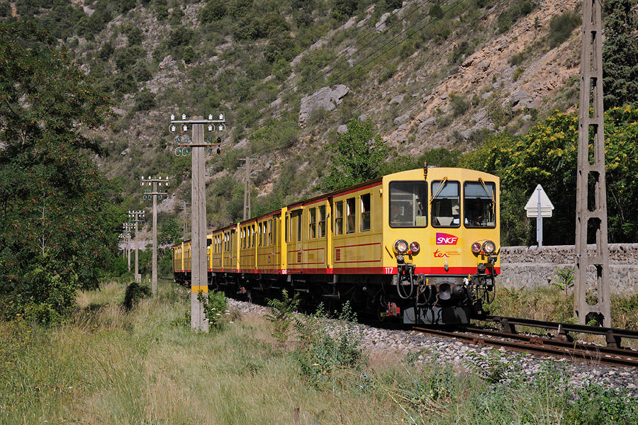 Le TER 23020 arrive &agrave; Villefranche de Conflent, en provenance de Font-Romeu