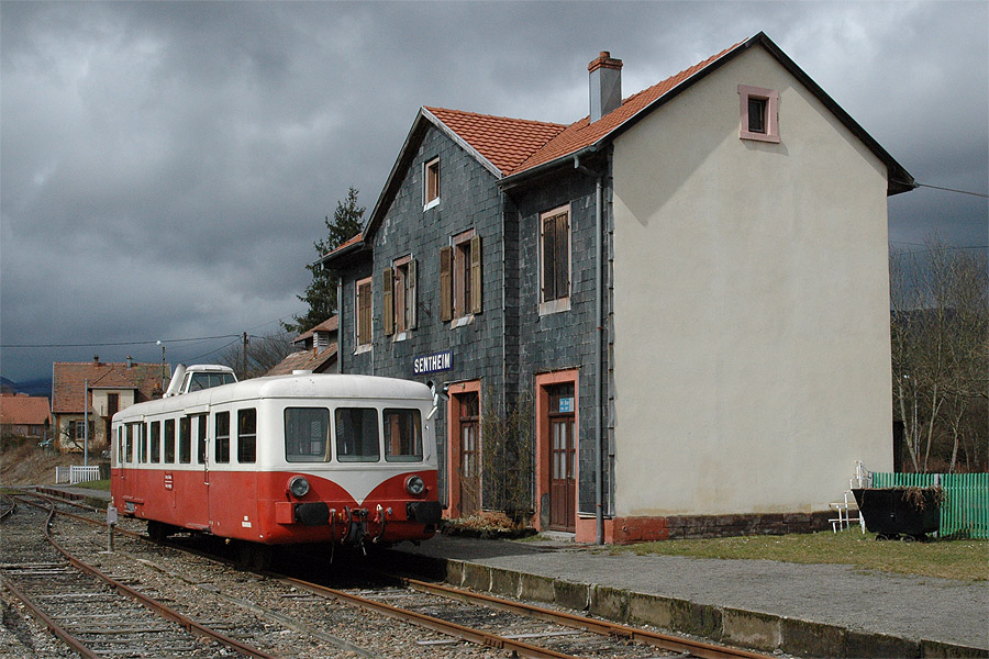 Le X 5852, appartenant d&eacute;sormais au TTDA, est vu ici devant le BV de l'ancienne gare de Sentheim.
