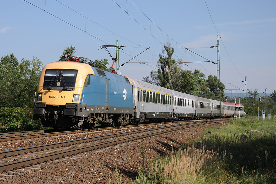 L'IC "Avala" Beograd - Wien Westbf &agrave; Alm&aacute;sf&uuml;zitő. En t&ecirc;te, des voitures des chemins de fer Serbes.