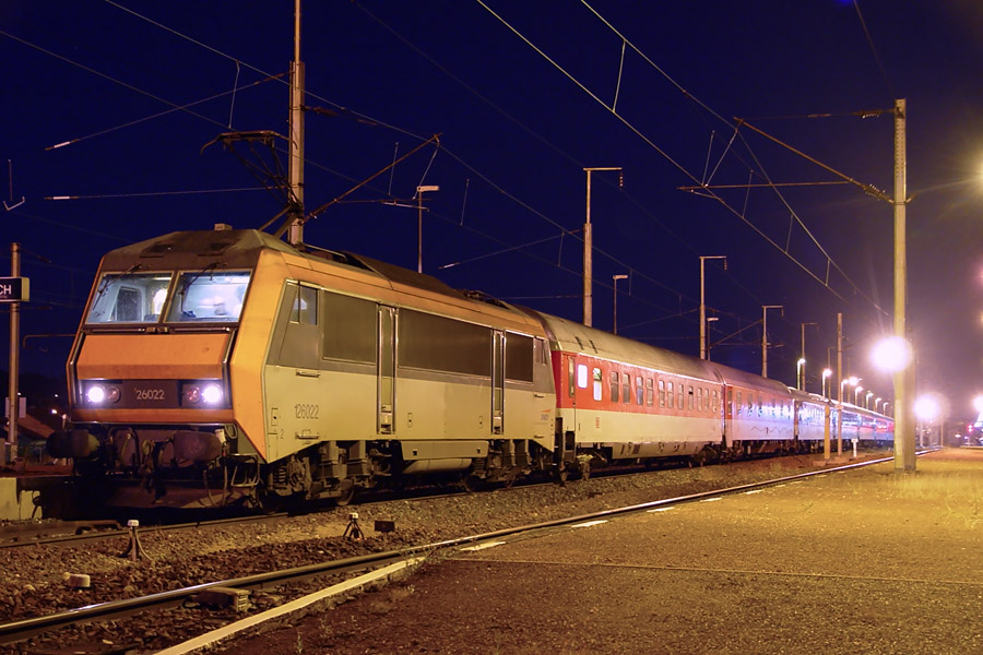 Le train 1350 Hamburg-Altona - Narbonne, en gare de Forbach. La BB 26022 vient de se mettre en t&ecirc;te, rempla&ccedil;ant la BR 181-2 de la DB. La Sybic conduira le train jusqu'&agrave; Narbonne.
