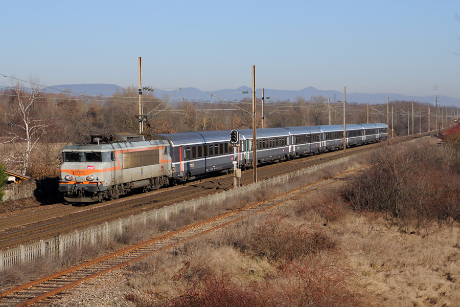 Le train 14213 Strasbourg - Lyon-Part Dieu &agrave; Wittelsheim