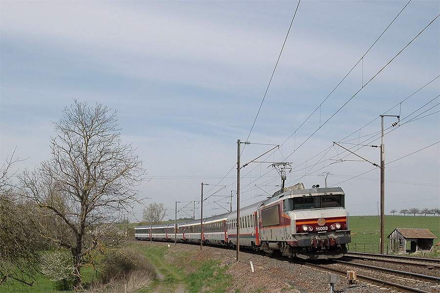 Passage à Berthelming du train EuroCity 91 Bruxelles - Brig, 15003 en tête.