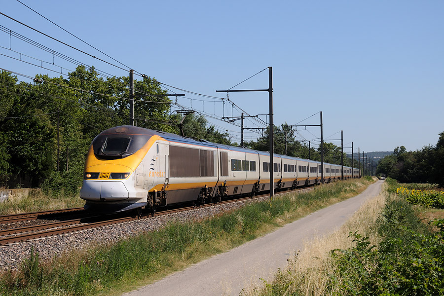 L'Eurostar 9086 Avignon-Centre - London St Pancras passe &agrave; Courth&eacute;zon (84).