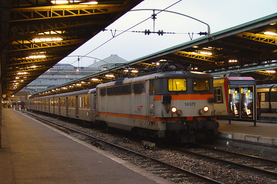 La BB 16572 en t&ecirc;te du train 117317 Paris-Est - Coulommiers attend l'heure de d&eacute;part.