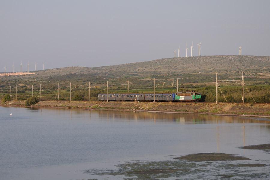 Le TER 867100 Cerb&egrave;re - Narbonne arrive &agrave; La Franqui.