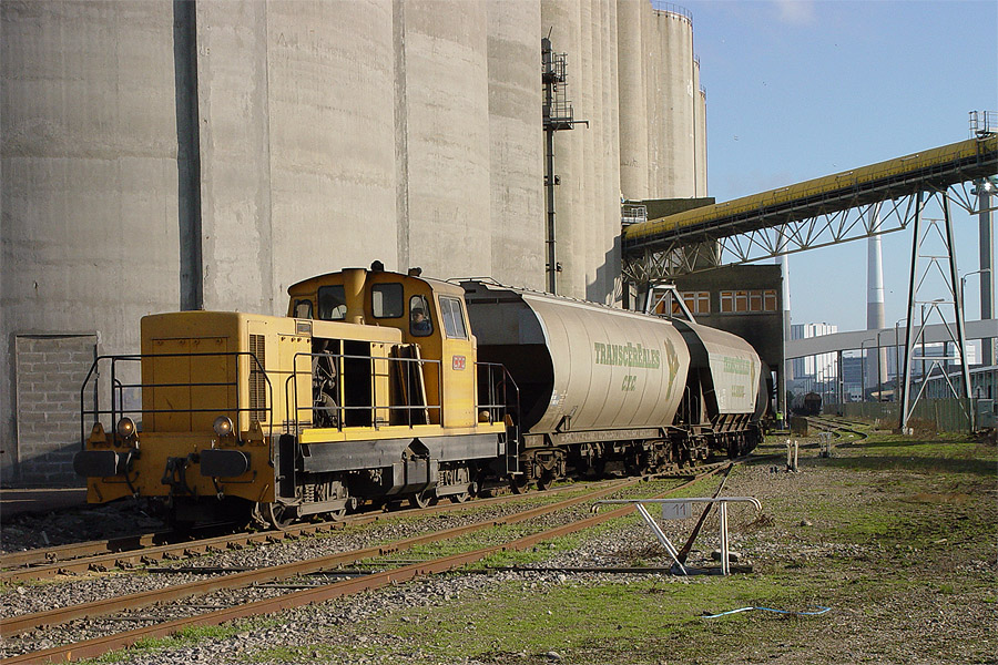 Une 71000 manoeuvrant sur un EP céréalier du Port du Havre.