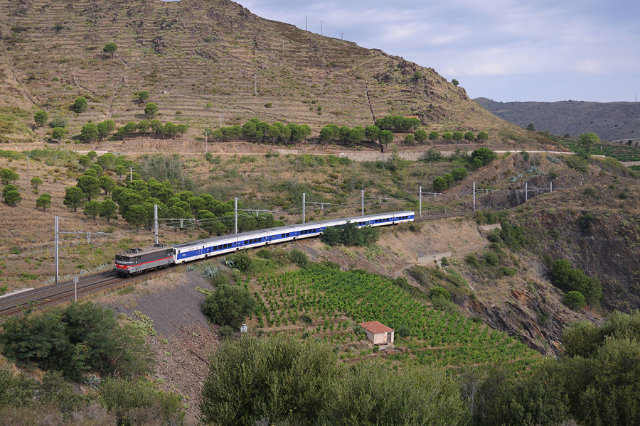 Le train 463 "Mare Nostrum" Montpellier - Cartagena arrive &agrave; Cerb&egrave;re