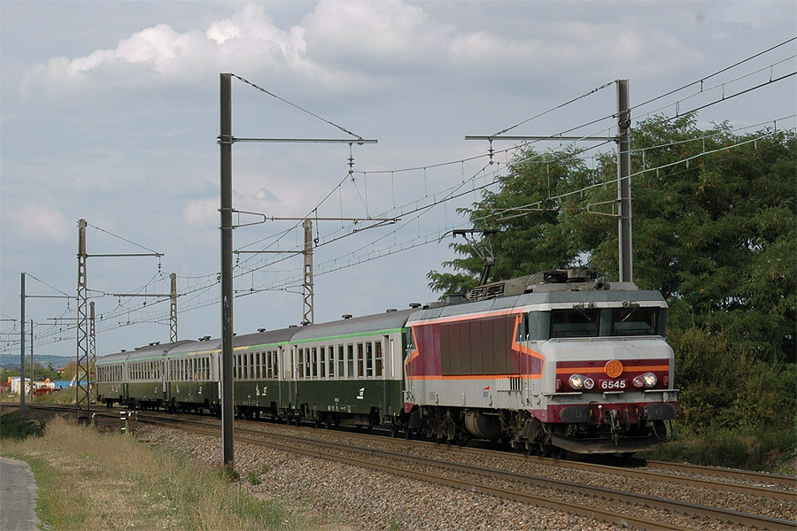 Passage &agrave; Cr&egrave;ches sur Sa&ocirc;ne du TER 17725 Macon-Ville - Avignon-Centre