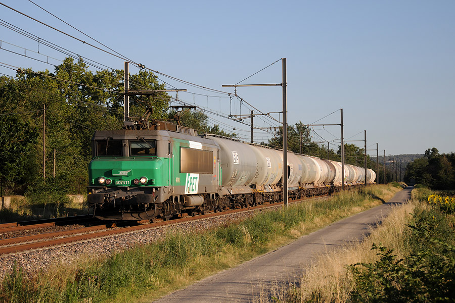 Passage &agrave; Courth&eacute;zon du train 85570 Miramas - Sibelin, BB 7411 en livr&eacute;e fret en t&ecirc;te.