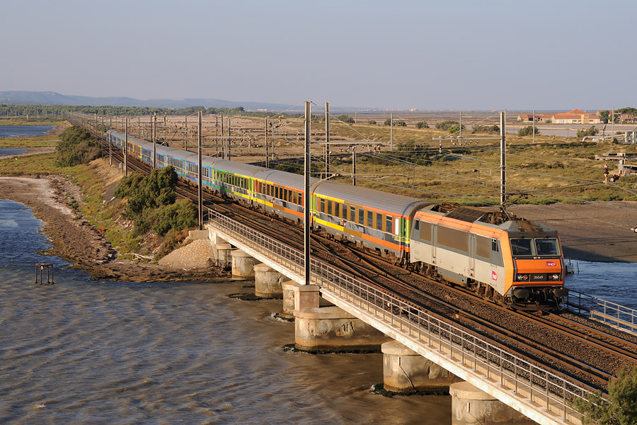 Le T&eacute;oz 3631 Paris-Austerlitz - Cerb&egrave;re arrive &agrave; Port-la-Nouvelle, BB 26000 en t&ecirc;te.