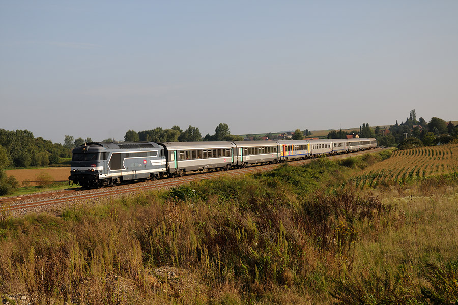 Le 67521 en t&ecirc;te du TER 830936 Krimmeri-Meinau - Sarreguemines &agrave; Ettendorf. Le train comporte en queue, une voiture Corail aux marquages TER Poitou-Charentes.