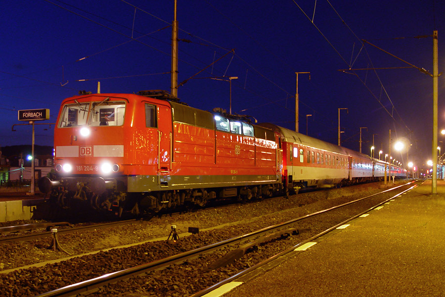 En gare de Forbach, le train 1350 Hamurg Altona - Narbonne vient d'entrer en gare de Forbach, derri&egrave;re la BR 181 204-9. Une BB 26000 va d&eacute;sormais prendre le relais.
