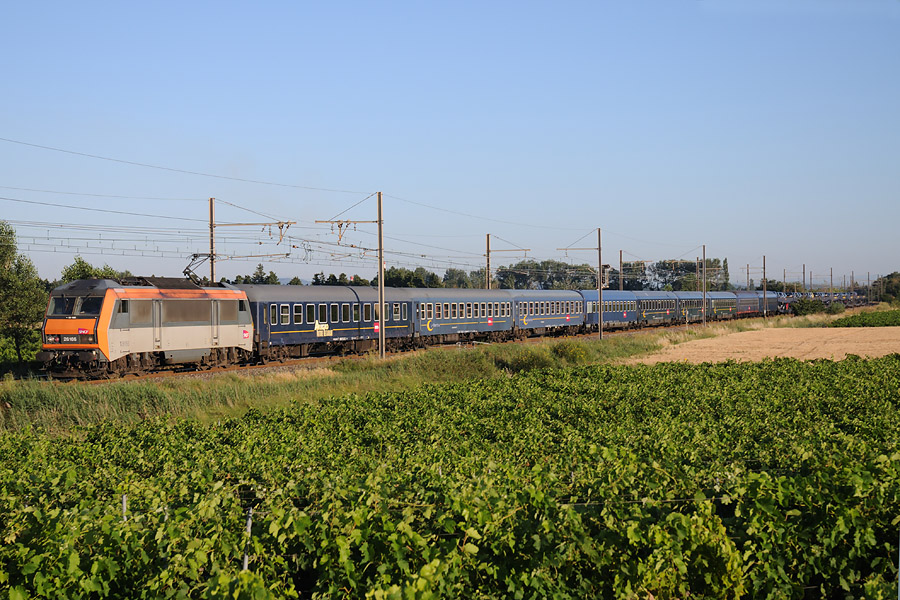 La BB 26166 passe à Jonquières, en tête du train 1401 'S Hertogenbosch - Avignon-Fontcouverte.