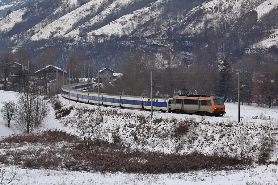 Le train 471 Madrid-Atocha - Bourg-St-Maurice quitte la gare de Landry.