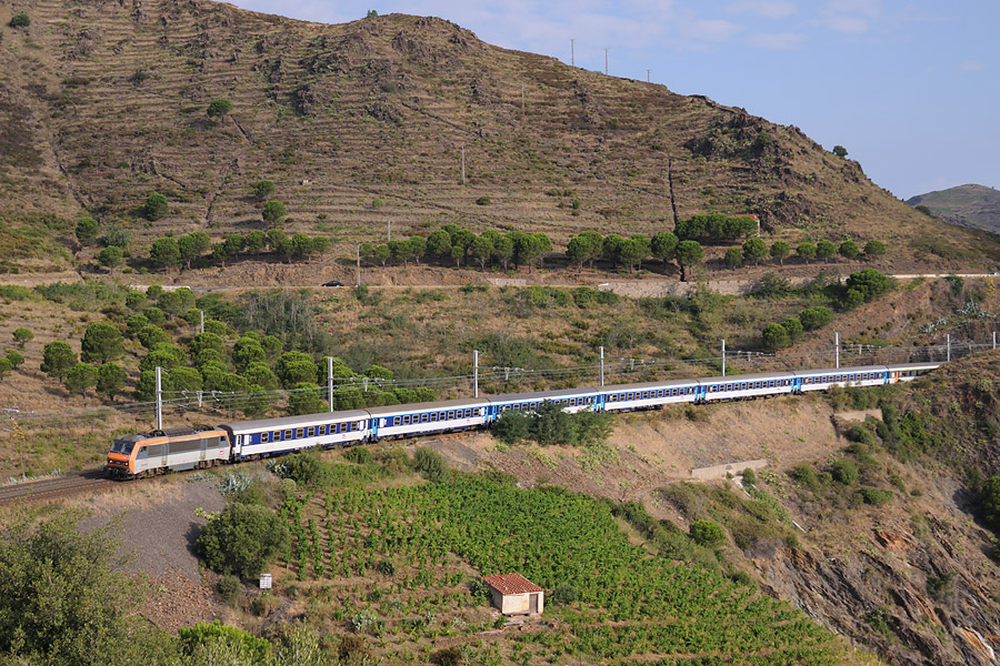 Le train 4299 Strasbourg - Portbou arrive &agrave; Cerb&egrave;re.
