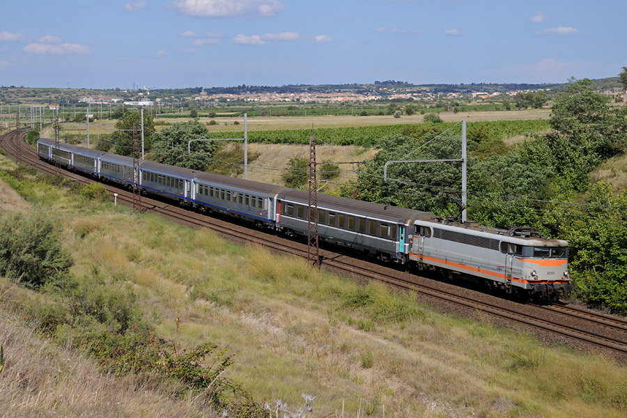 La BB 9319 en tête du train 793039 Avignon 15h35 - Cerbère 18h43 à Nissan-lez-Enserune. Ce train circulait les Samedi, Dimanche et Fêtes du 14/06 au 20/09/2008.