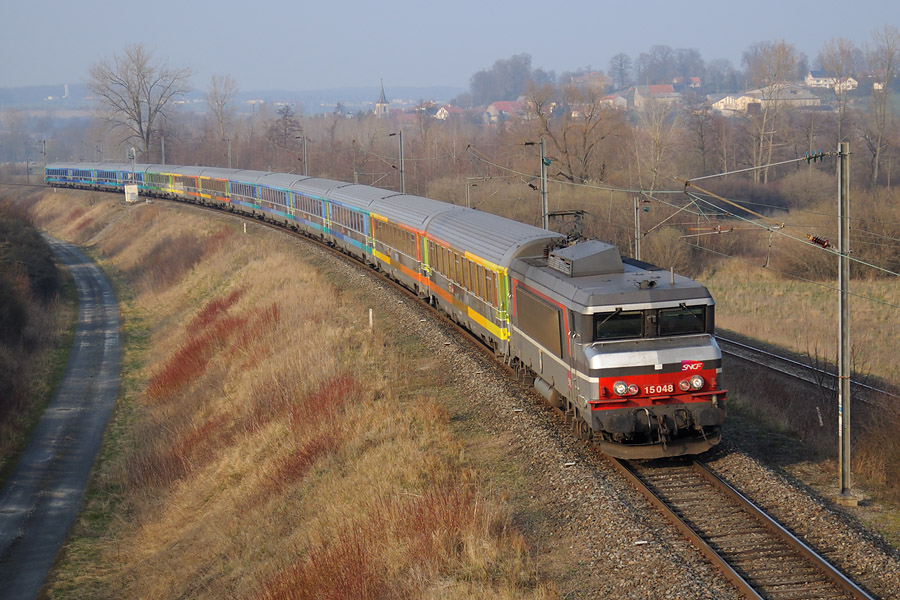 Le T&eacute;oz 1608 Strasbourg - Paris-Est franchit le saut de mouton d'Imling. Le sens normal de circulation du train est d&eacute;sormais "&agrave; gauche".