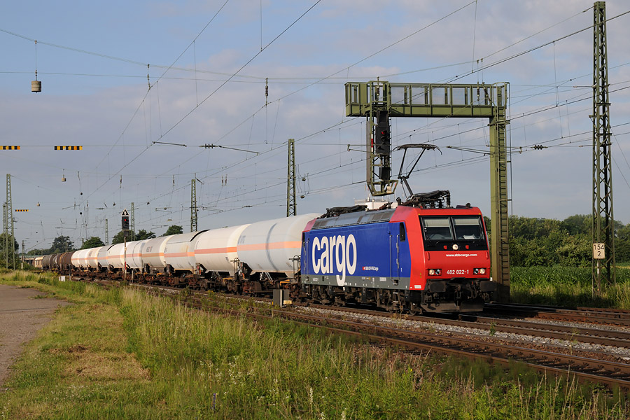 La Re 482 022-1 de CFF Cargo &agrave; Niederschopfheim, se dirige vers Karlsruhe, en t&ecirc;te d'un train de fret.
