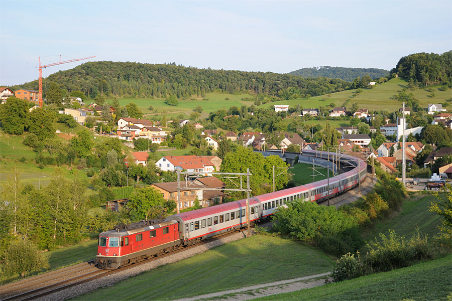 L'EuroCity 163 "Transalpin" Wien Westbf - Basel SBB &agrave; Zeihen. Derri&egrave;re la Re 4/4 II 11200, une rame rempla&ccedil;ante compos&eacute;e de 12 voitures &Ouml;BB, dont certaines comportent encore le pelliculage sp&eacute;cifique UEFA 2008. Ce train a &eacute;t&eacute; limit&eacute; &agrave; Z&uuml;rich et reconverti en rame RailJet en juin 2010