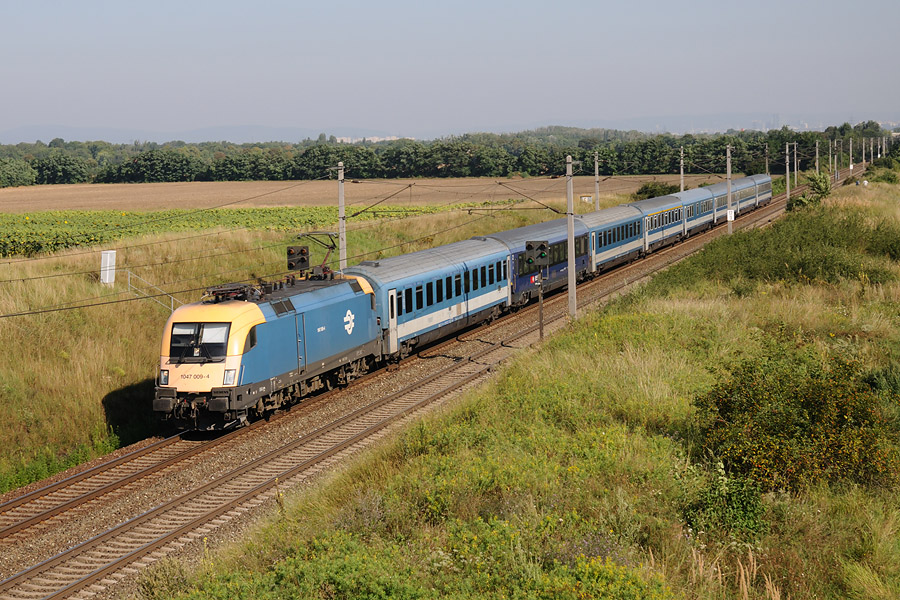 1047 009-4 sur l'EN 467 Wiener Walzer Zurich Hb 22h40 - Budapest Keleti pu 11h23. Seules les trois voitures de t&ecirc;te sont origine Zurich. Le reste de la rame est origine Wien Westbf. &Agrave; noter la voiture-couchettes suisse, rompant l'uniformit&eacute; de composition de la rame.
