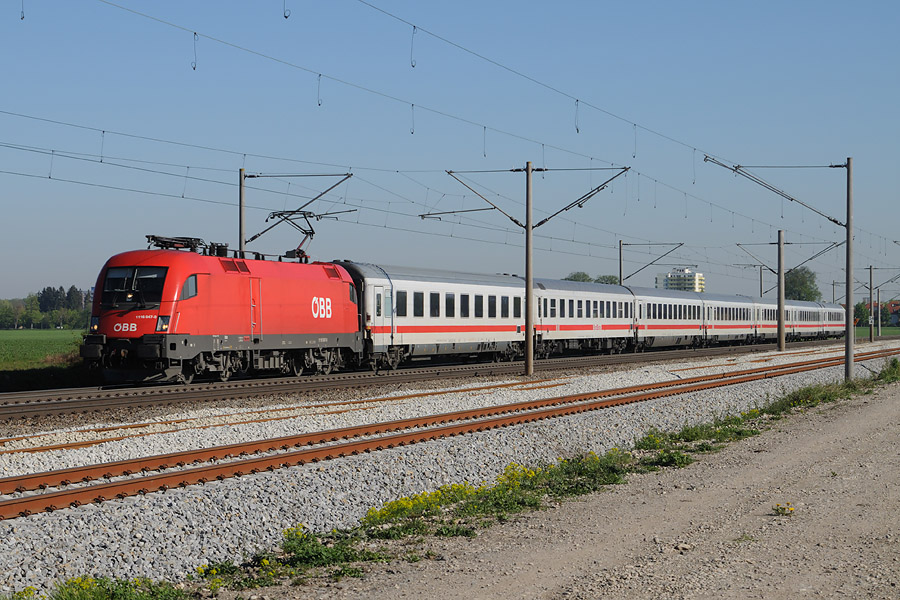 L'IC 2205 N&uuml;rnberg Hbf - M&uuml;nchen Hbf &agrave; Kissing, 1116 047-0 des &Ouml;BB en t&ecirc;te.