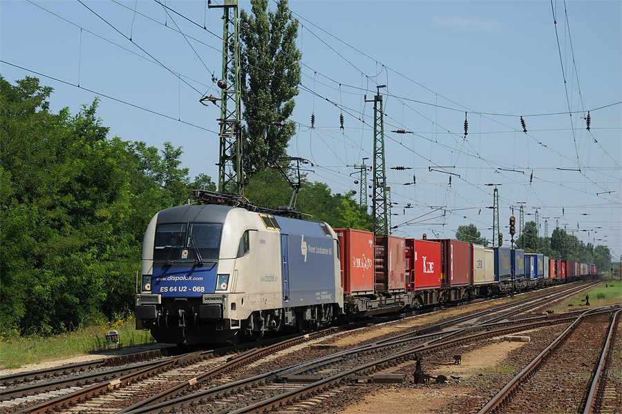 L'ES 64 U2-068 Siemens Dispolock lou&eacute;e par le Wiener Localbahnen Cargo (WLB) &agrave; &Aacute;cs, se dirige vers Gy&ouml;r, en t&ecirc;te d'un train du transport combin&eacute;.