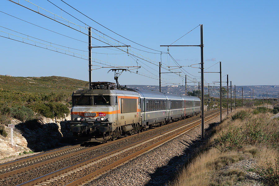 Le train 15942 Marseille St Charles - Clermont-Ferrand, entame son parcours vers l'Auvergne. Il est vu, circulant en IPCS &agrave; St Chamas, BB 7408 plaqu&eacute;e en t&ecirc;te.