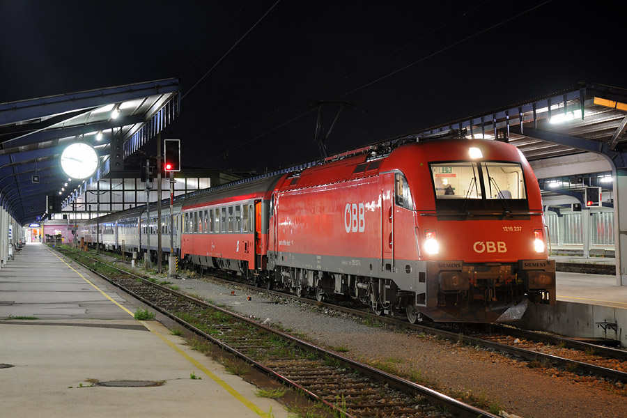 Le train "Chopin" Wien S&uuml;dbahnof 22h33 - Warszawa Wschodnia 07h17, au d&eacute;part de Wien S&uuml;dbahnof . Ce train achemine des voitures pour Krakow Glowny, Moskva Belorruskay et Praha Hln. Depuis le service annuel 2009, il achemine une tranche Wien - Berlin, et quitte la Capitale Autrichienne &agrave; Westbahnof.