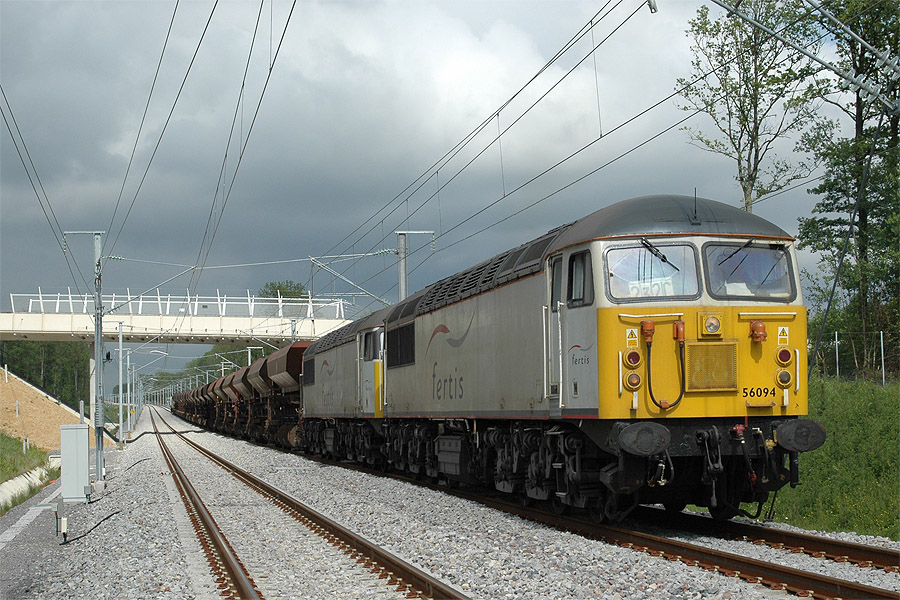 La 56094 Fertis sur un train de ballast, &agrave; proximit&eacute; du PCVE de Beuvardes, sur la LGV Est-Europ&eacute;enne.
