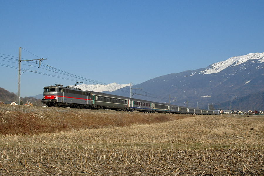 La 25239 en t&ecirc;te du TER hivernal 17594 Bourg St Maurice - Lyon Perrache &agrave; Gr&eacute;sy-sur-Is&egrave;re.