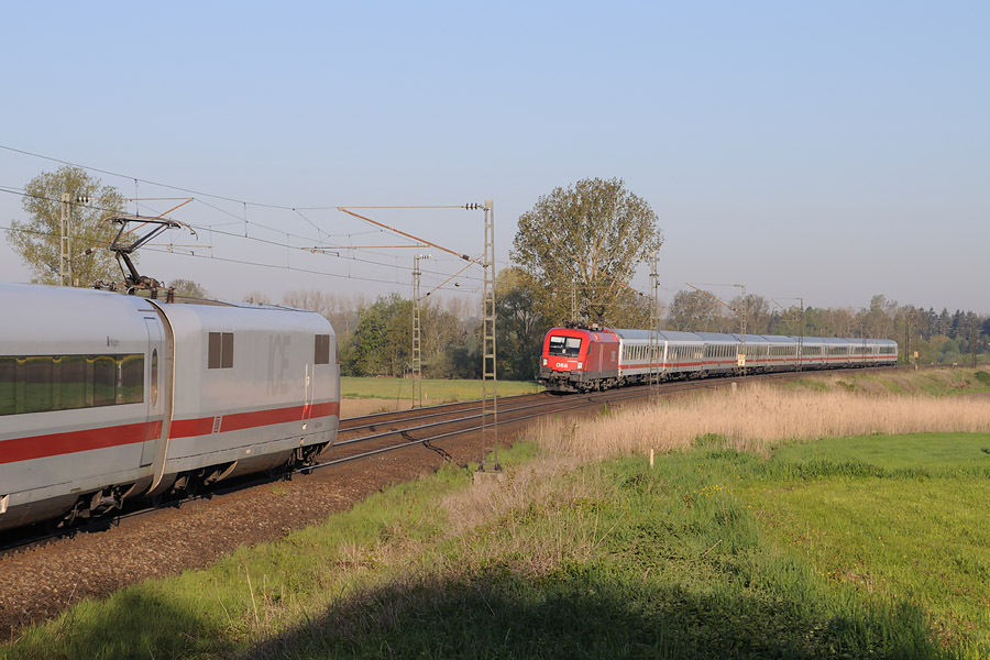 L'IC 2095 Ulm Hbf - M&uuml;nchen Hbf &agrave; Hattenhofen, Taurus 1116 &Ouml;BB en t&ecirc;te. Le train s'appr&ecirc;te &agrave; croiser un ICE.