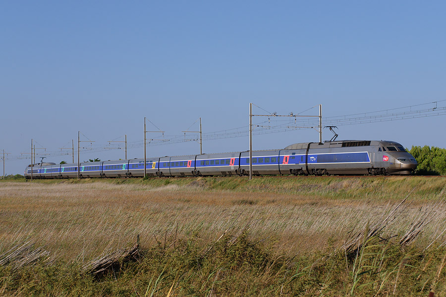 Le train 9833 Bruxelles-Midi - Perpignan au sud de Port-la-Nouvelle.