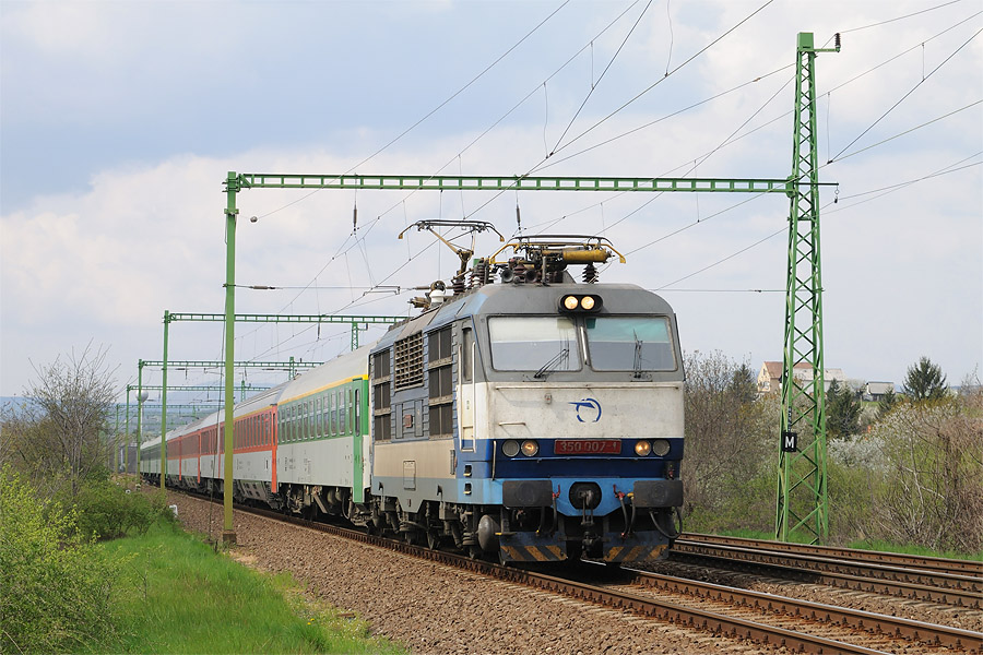 L'EuroCity 279 "Jaroslav Ha&scaron;ek" Praha-Hole&scaron;ovice - Budapest Keleti pu au passage &agrave; Verőce, entre Szob et Budapest.