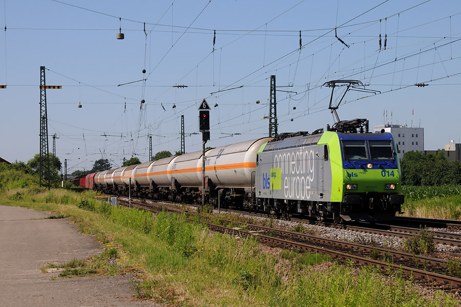 La Re 485 014-5 de BLS Cargo, en t&ecirc;te d'un train de fret &agrave; Niederschopfheim, remonte vers Karlsruhe.