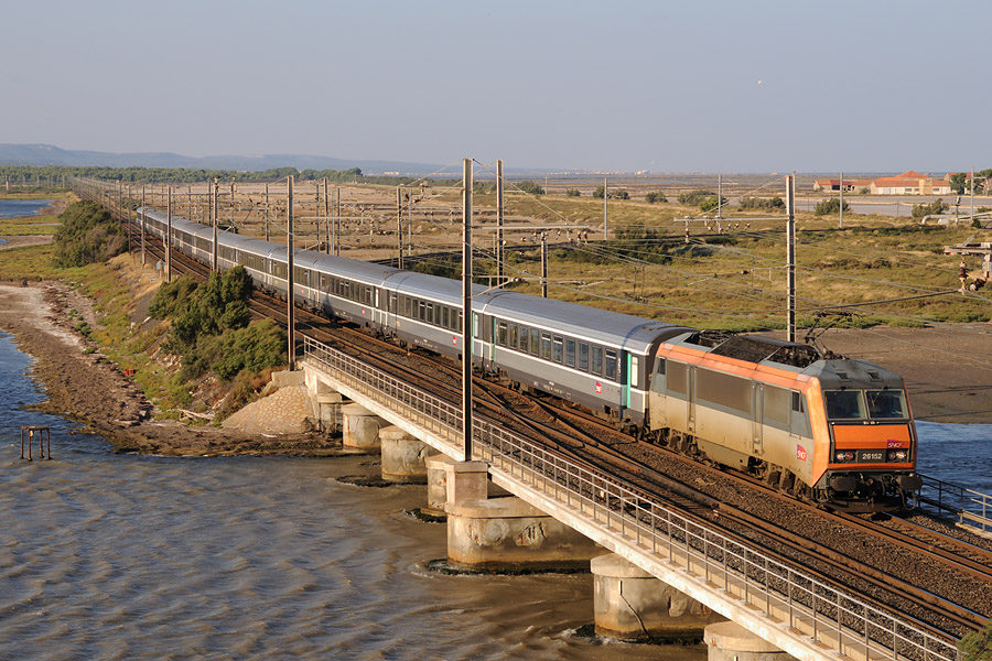 Le train 4241 Metz - Portbou, acheminant une tranche Strasbourg - Portbou arrive &agrave; Port-la-Nouvelle. Ce train a circul&eacute; pour la derni&egrave;re fois lors de l'&eacute;t&eacute; 2009.
