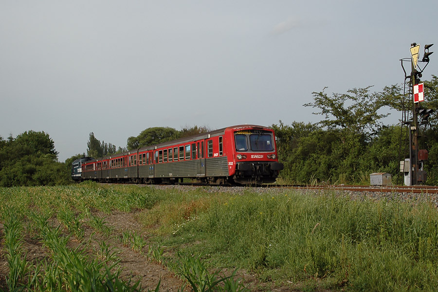 Arriv&eacute;e &agrave; Herrlisheim du TER 830741 Lauterbourg - Strasbourg. Le train passe au niveau de l'EP Butagaz, prot&eacute;g&eacute; par les signaux m&eacute;caniques &agrave; droite de la photo.