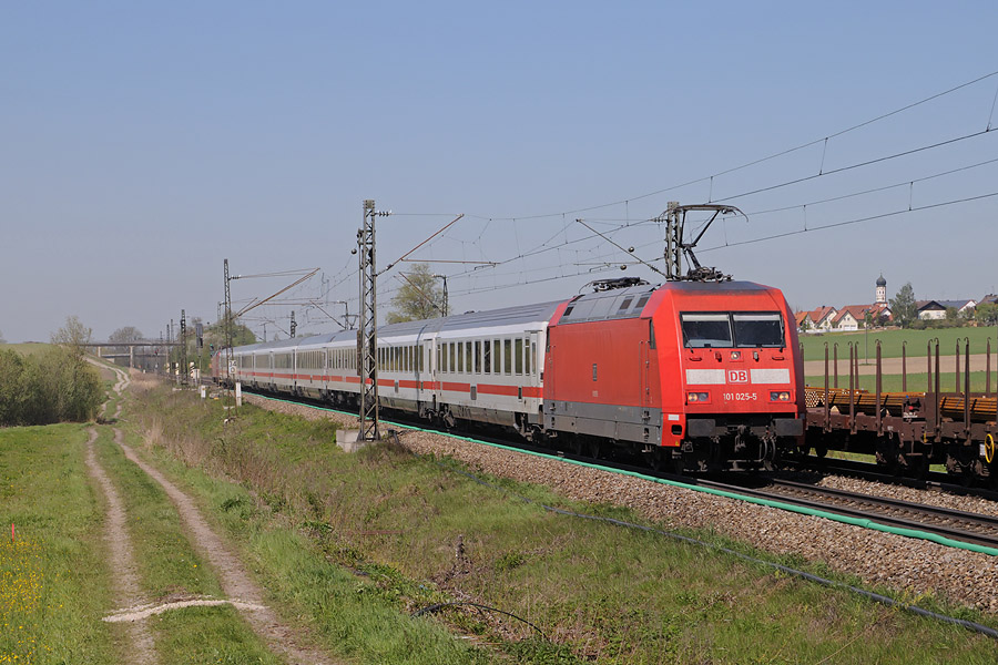 L'EuroCity 61 Strasbourg - M&uuml;nchen Hbf &agrave; Hattenhofen, encadr&eacute; de deux BR 101.