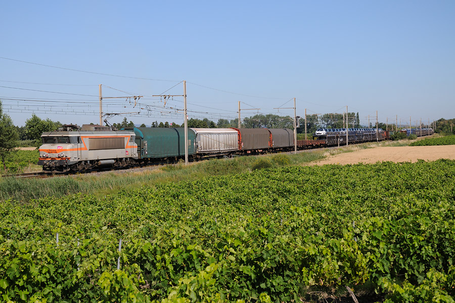 La 7215 en t&ecirc;te du train 58231 Gevrey - Miramas &agrave; Jonqui&egrave;res.