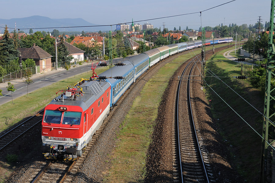La 350 003-0 passe à Dunakeszi, en tête du train Euronight 377 "Galileo Galilei" Plzeň hl.n. 22h08 - Budapest Keleti pu 08h32.