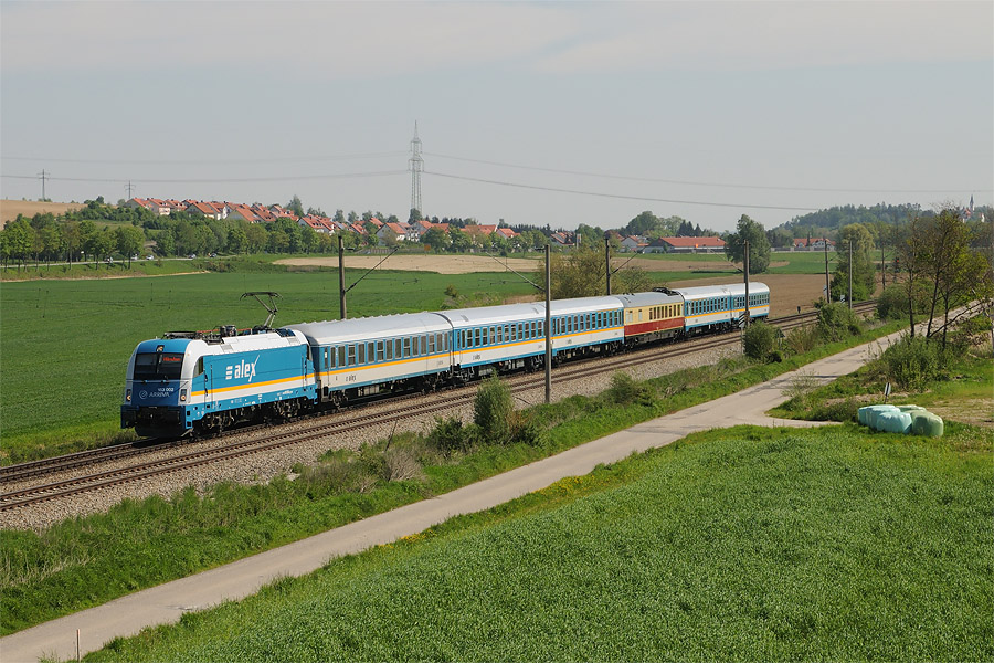 Le train ALX 86007 Hof Hbf 07h40 - M&uuml;nchen Hbf 11h16, 183 002 en t&ecirc;te, &agrave; Langenbach.