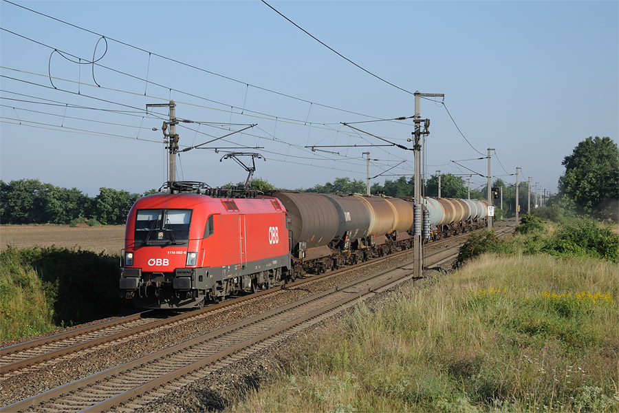 &Agrave; Gramatneusiedl, la 1116 092-6 sur un train entier de produits p&eacute;troliers se dirige vers Bruck.