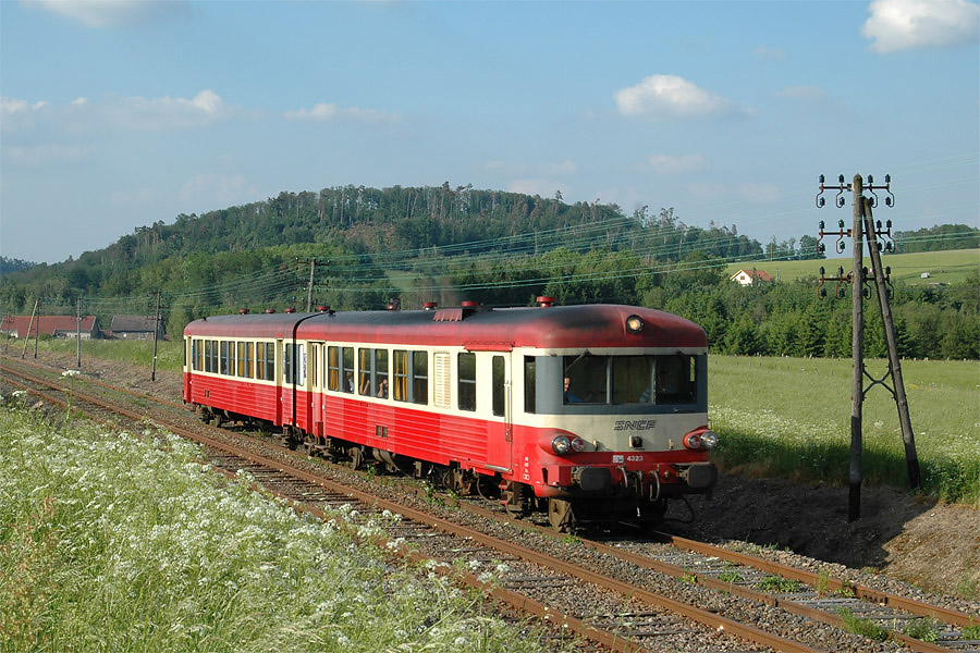 Passage à Dounoux du TER 894635 Nancy-Ville - Belfort, assuré par l'X 4323 de Metz-Sablon.