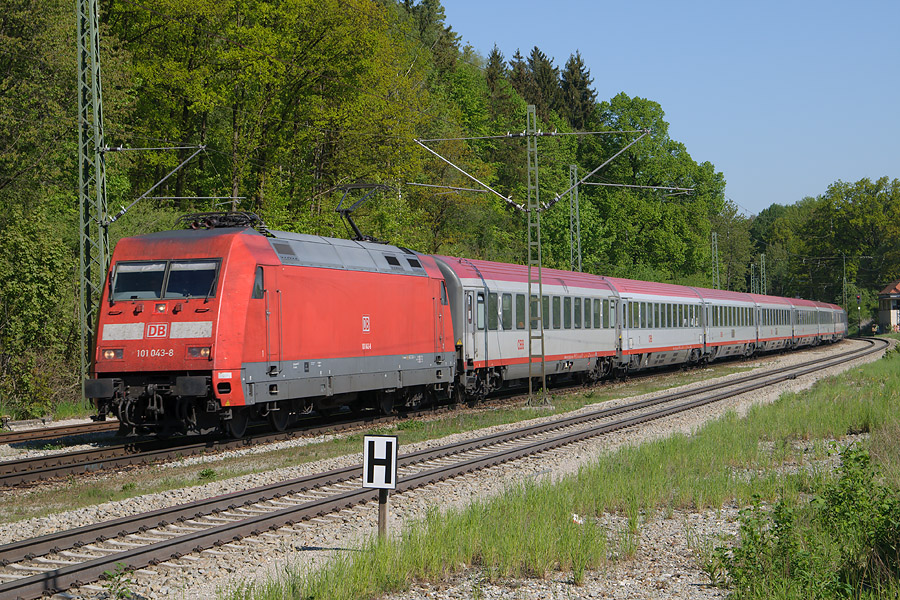 L'EuroCity 63 M&uuml;nchen Hbf - Budapest Keleti pu &agrave; A&szlig;ling. Non visible sur la photo, la voiture-restaurant des chemins de fer hongrois. Depuis le 14 d&eacute;cembre 2008, ce train est assur&eacute; en rame RailJet.